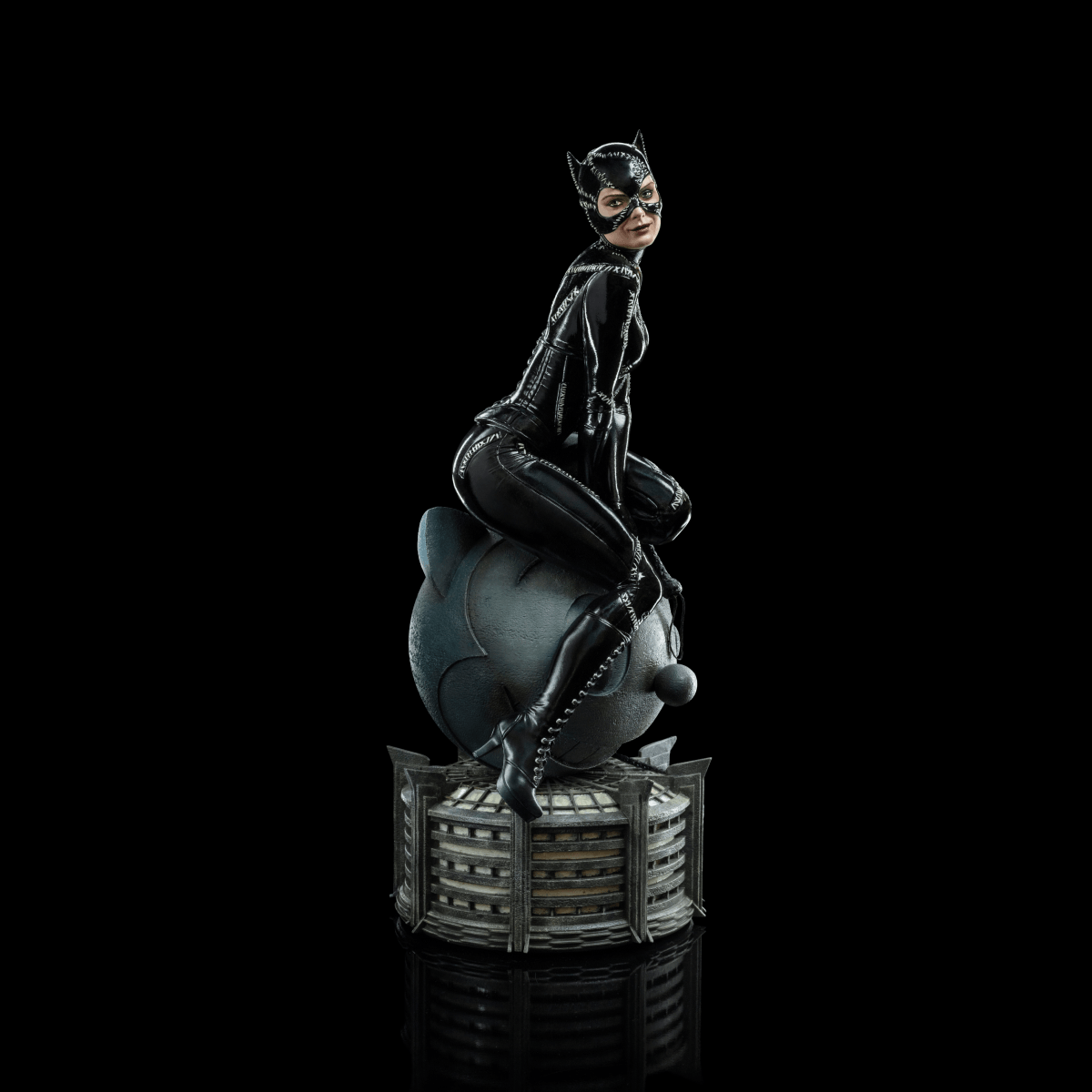 Iron Studios - Batman Returns - Catwoman Legacy Replica Scale Statue 1/4 - The Card Vault