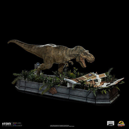 Iron Studios - Jurassic World - T-Rex attacks Donald Gennaro Demi Art Scale Statue 1/20 - The Card Vault