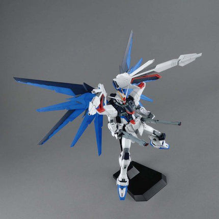 Bandai - Gunpla - MG 1/100 - Mobile Suit Gundam SEED - ZGMF-X10A Freedom Gundam Ver.2.0 - official view 3