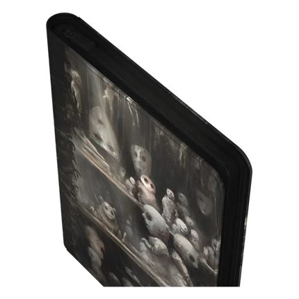 Ultimate Guard - Zipfolio 360 XenoSkin - Magic: The Gathering - Duskmourn: House of Horror - Dollmaker’s Shop
